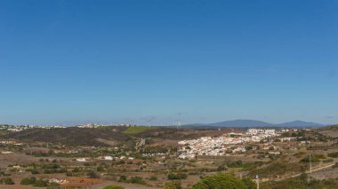 Portekiz, Vila do Bispo Algarve yakınlarındaki Atlantik kıyısında tipik beyaz evleri olan küçük bir köy.