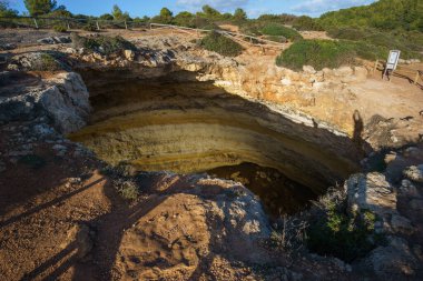 Benagil mağarası yukarıdan, Portekiz, Algarve 'deki Lagoa kasabası yakınlarındaki kayanın üzerindeki suyun güzel yansımalarıyla..