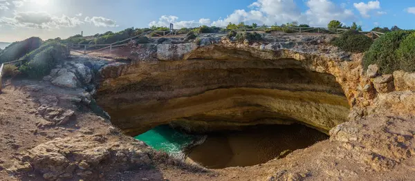 Benagil Mağarası 'nın manzarası yukarıdan Lagoa kasabası yakınlarındaki sahil manzaralı, Algarve, Portekiz.