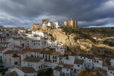 Beyaz evleri ve sokakları kayaların üzerine inşa edilmiş olan tipik Endülüs köyü Setenil de las Bodegas, Endülüs, İspanya