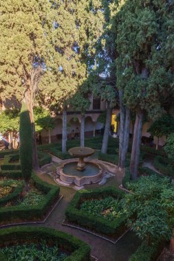 Alhambra, Granada, Endülüs, İspanya 'da çeşmeli yeşil parkın havadan görünüşü