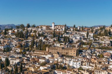 Alhambra, Granada, Endülüs, İspanya 'dan görülen Albaisin bölgesinin beyaz sarayların manzara fotoğrafı.