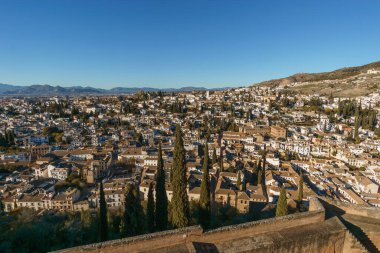 Alhambra, Granada, Endülüs, İspanya 'dan görülen Albaisin bölgesinin beyaz sarayların manzara fotoğrafı.