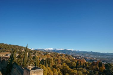 Sierra Nevada 'nın güzel sonbahar manzarası. Alhambra, Granada, Endülüs, İspanya' dan kar kaplı dağlar görünüyor.