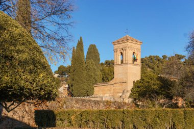 Convento de San Francisco 'nun eski binası. Sonbahar zamanı Alhambra bölgesi içinde kulesi olan Granada, Endülüs, İspanya.