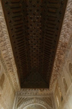 Güzel ahşap tavan ve beyaz duvarlar, Granada, Endülüs, İspanya