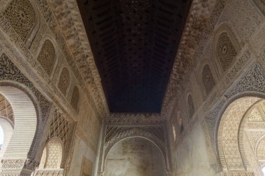 Güzel ahşap tavan ve beyaz duvarlar, Granada, Endülüs, İspanya