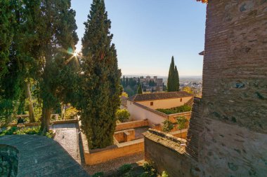 Alhambra Sarayı ile sonbahar manzarası Granada, Endülüs, İspanya 'daki Generalife' de görüldüğü gibi.,