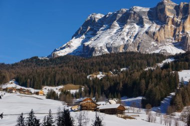 Kış boyunca Alta Badia 'da, Fanes-Sennes-Prags, Abtei, Badia, Güney Tirol, İtalya' da karla kaplı dağlarla dolu Idyllic dolomite köyü.