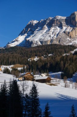 Kış boyunca Alta Badia 'da, Fanes-Sennes-Prags, Abtei, Badia, Güney Tirol, İtalya' da karla kaplı dağlarla dolu Idyllic dolomite köyü.