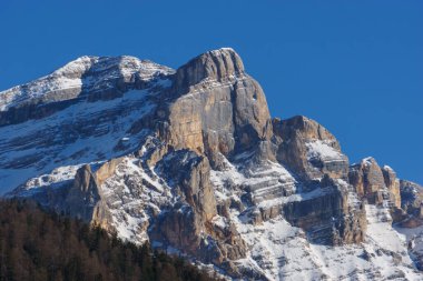 Dolomit kitlesi kış boyunca karla kaplı Cima Cunturines dağı zirvesi Doğa Parkı Fanes-Sennes-Prags, Güney Tirol, İtalya