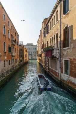 Venedik, Veneto, İtalya 'da teknesi olan binalarla çevrili tipik dar bir kanal.