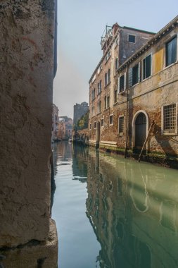 Venedik, Veneto, İtalya 'da binalarla çevrili tipik dar kanal