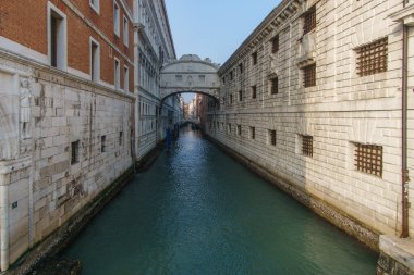 Küçük kanal ünlü İç Çekmeler Köprüsü 'ne doğru ilerliyor veya Ponte dei Sospiri, Venedik, Veneto, İtalya