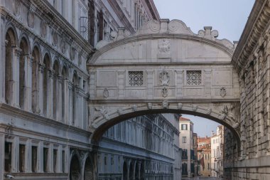 Küçük kanal ünlü İç Çekmeler Köprüsü 'ne doğru ilerliyor veya Ponte dei Sospiri, Venedik, Veneto, İtalya