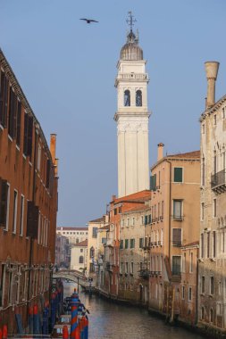 San Giorgio dei Greci Kilisesi Piazza San Marco meydanı yakınlarında güneşli bir kış günü, Venedik, Veneto, İtalya