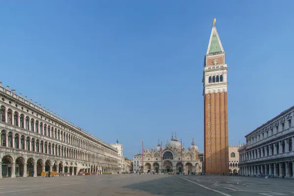Güneşli bir kış gününde Bazilika ve Kule ile San Marco meydanı neredeyse bomboş, Venedik, Veneto, İtalya