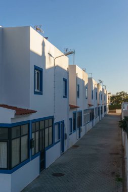 Portekiz 'in küçük balıkçı kasabası Salema, Algarve' deki tatil binalarına bakın.