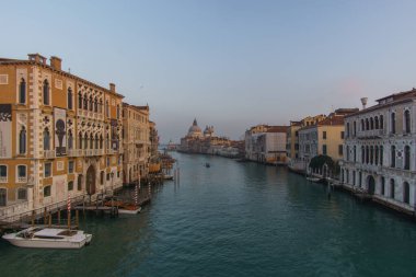 Büyük Kanal ve Basilica Santa Maria della Salute 'nin sisli bir kış akşamında Rialto Köprüsü' nden görülen görüntüsü, Venedik, Veneto, İtalya