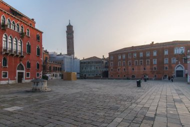 Campo San Anzolo Meydanı ve Stanto Stefano Kilisesi 'nin çan kulesi güneşli bir kış akşamında, Venedik, Veneto, İtalya