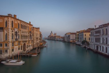 Büyük Kanal ve Basilica Santa Maria della Salute 'nin uzun pozlama manzarası sisli bir kış akşamında Rialto Köprüsü' nden görüldü, Venedik, Veneto, İtalya