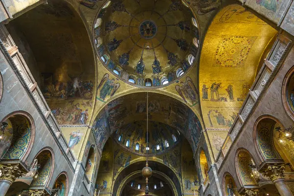 San Marco Bazilikası, Venedik, Veneto, İtalya 'da güzel mozaikli altın duvar