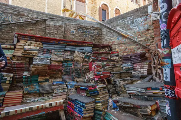 Venedik, Veneto, İtalya 'da merdiven oluşturan bir kitapçının kitapları