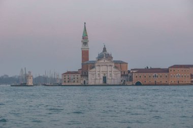 San Giorgio Maggiore Kilisesi sisli bir kış akşamı, Venedik, Veneto, İtalya