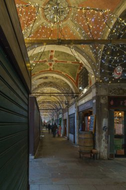 Venedik, Veneto, İtalya 'da dükkanları olan Noel ışıklarında kemer yolu