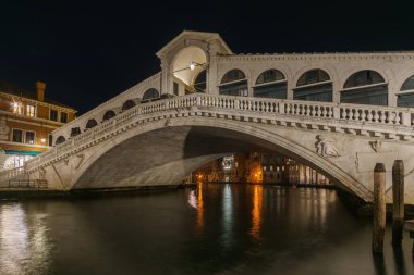 İtalya, Venedik ve Venedik 'te, Grande Kanalı üzerindeki aydınlatılmış Rialto Köprüsü' nün Nightscape 'i