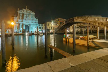 Büyük Kanal 'ın Nightscape' i ve aydınlatılmış antik Santa Maria di Nazareth Kilisesi bir kış akşamı, Venedik, Veneto, İtalya