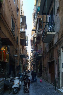 Napoli, Campania, İtalya 'da tipik karanlık dar sokaklar ve sokaklar.