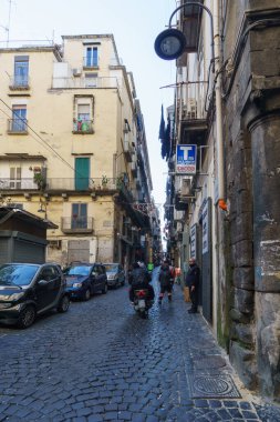 Napoli, Campania, İtalya 'da tipik karanlık dar sokaklar ve sokaklar.