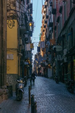 Napoli, Campania, İtalya 'da tipik karanlık dar sokaklar ve sokaklar.