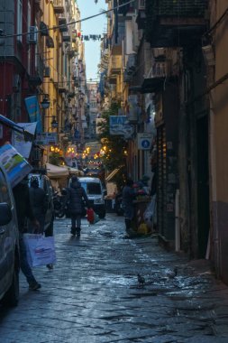 Napoli, Campania, İtalya 'da tipik karanlık dar sokaklar ve sokaklar.