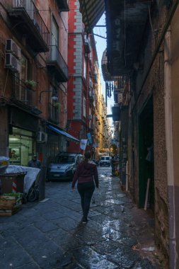 Napoli, Campania, İtalya 'da tipik karanlık dar sokaklar ve sokaklar.