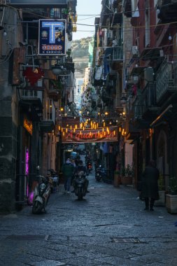 Napoli, Campania, İtalya 'da tipik karanlık dar sokaklar ve sokaklar.
