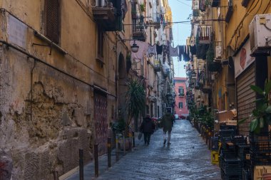 Napoli, Campania, İtalya 'da tipik karanlık dar sokaklar ve sokaklar.