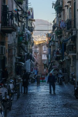 Napoli, Campania, İtalya 'da tipik karanlık dar sokaklar ve sokaklar.