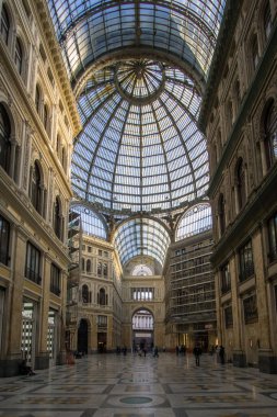 Galleria Umberto I, Napoli, Campania, İtalya 'nın cam çatısı ve kemerli kubbesi