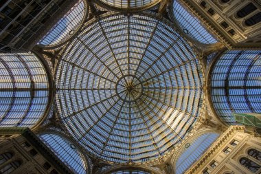 Galleria Umberto I, Napoli, Campania, İtalya 'nın cam çatısı ve kemerli kubbesi