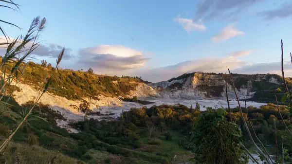 Napoli yakınlarındaki Campi Flegrei 'de, Pozzuoli, Campania, İtalya, Pozzuoli' nin altın saatinde solfatara.