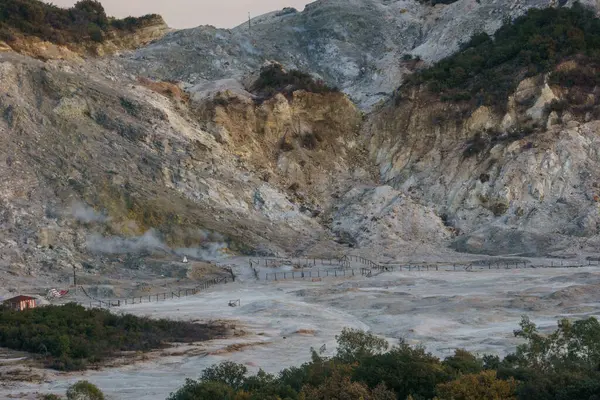 Solfatara 'nın Napoli yakınlarındaki Campi Flegrei' deki manzarası yerden duman ve buhar yükseliyor, Pozzuoli, Campania, İtalya