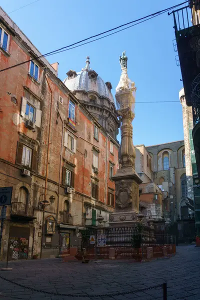 Napoli 'nin eski şehir manzarası San Gennaro dikilitaşlı Piazza Cardinale Sisto Riario Sforza, Napoli, Campania, İtalya