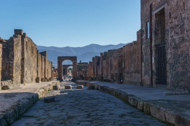 Roma sokağı güneşli bir günde Pompeii, Campania, İtalya kalıntıları arasında