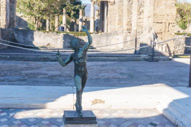 Pompeii, Campania, İtalya harabelerinde bronz heykeli olan Faun Hanedanı veya Casa del Fauno.