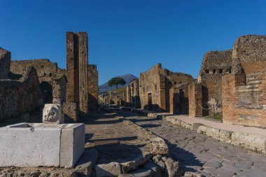 Roma sokağı güneşli bir günde Pompeii, Campania, İtalya kalıntıları arasında