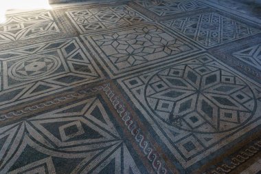Pompeii, Campania, İtalya 'daki eski bir Roma binasının zemininde mozaik var.