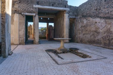 Pompeii, Campania, İtalya 'daki harabelerde bulunan Casa del Frutteto antik Roma binasının iç manzarası