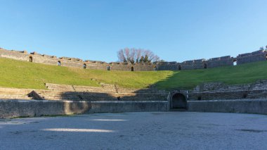 Antik Pompei, Campania, İtalya 'da güneşli bir günde Amphitiyatronun harabelerinin içinde